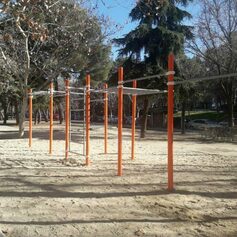 Parque de calistenia y street workout (ejercicio en la calle)